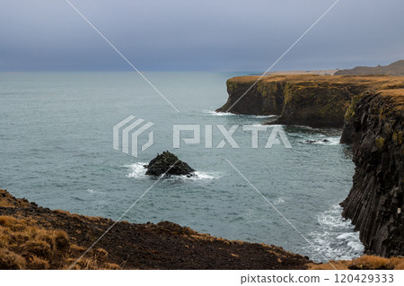 Rocky coast of the Atlantic ocean, west Iceland 120429333