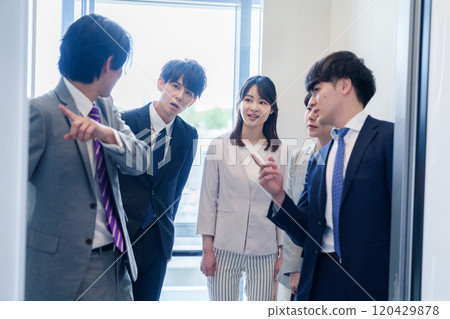 商務人士在辦公室搭乘電梯 商務人士在辦公室搭乘電梯 120429878