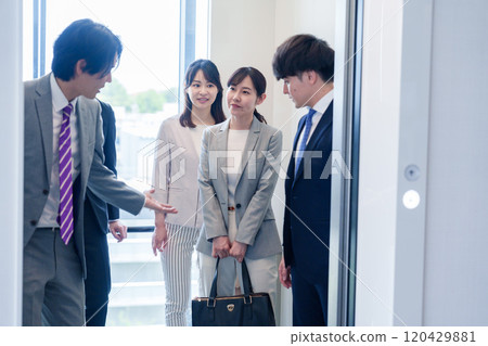 商務人士在辦公室搭乘電梯 120429881