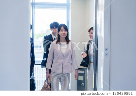 商務人士在辦公室搭乘電梯 商務人士在辦公室搭乘電梯 120429891