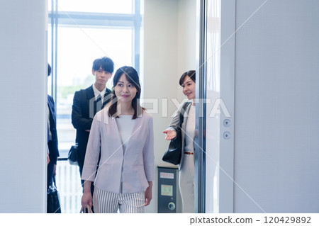 商務人士在辦公室搭乘電梯 120429892