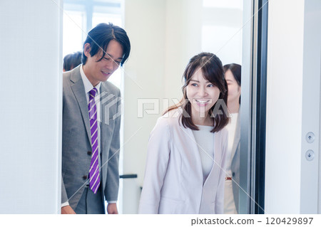 商務人士在辦公室搭乘電梯 120429897