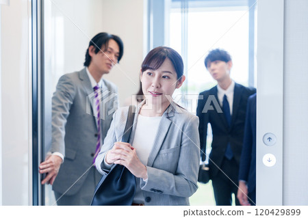 商務人士在辦公室搭乘電梯 商務人士在辦公室搭乘電梯 120429899