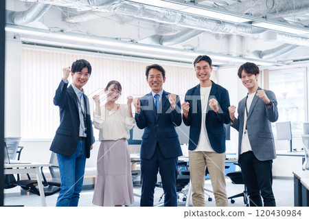 一個商務人士在辦公室裡微笑著握拳 120430984