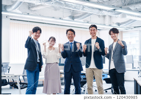 一個商務人士在辦公室裡微笑著握拳 120430985