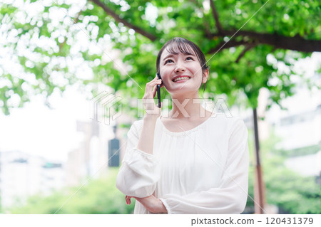 年輕女子在外面打電話 120431379