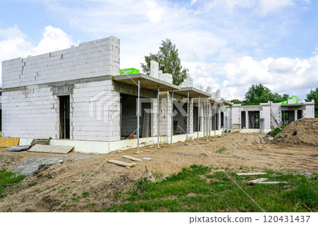 Construction of a new residential house from expanded clay blocks, thermally insulated foundations Construction of a new residential house from expanded clay blocks, thermally insulated foundations 120431437