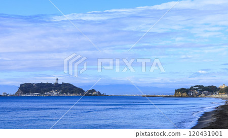從七里濱看到的江之島、鼓童山和富士山 從七里濱看到的江之島、鼓童山和富士山 120431901