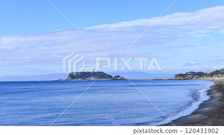 從七里濱看到的江之島、鼓童山和富士山 從七里濱看到的江之島、鼓童山和富士山 120431902