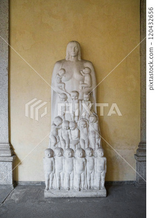 Stone sculpture of a woman surrounded by children 120432656