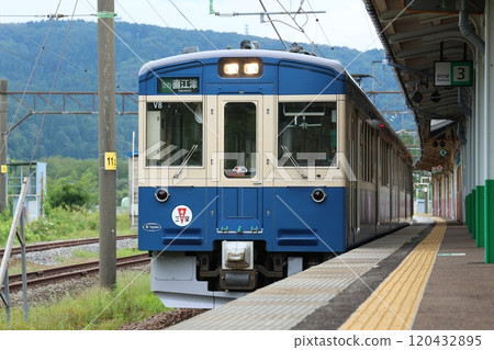 [Echigo Tokimeki Railway] ET127 series ~ Yokosuka color ~ (Myoko Haneuma Line: Myoko Kogen Station) 120432895