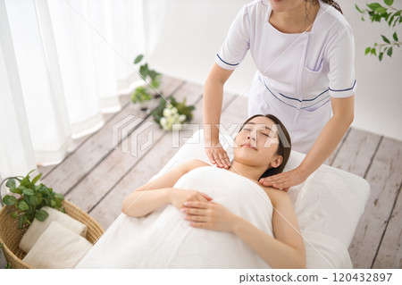 接受美容師按摩的婦女 120432897