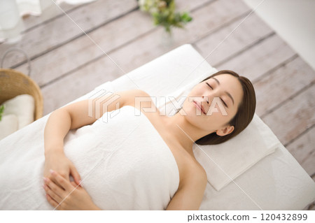 Young woman waiting for the beautician on the bed at the beauty salon Young woman waiting for the beautician on the bed at the beauty salon 120432899