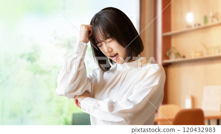犯錯後表情困擾的年輕女子 犯錯後表情困擾的年輕女子 120432983