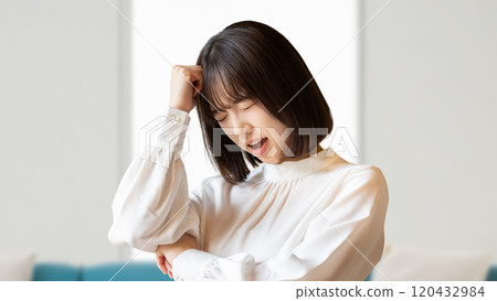 犯錯後表情困擾的年輕女子 120432984
