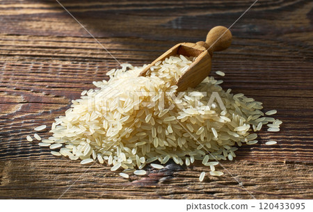 pile of raw rice 120433095