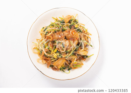Bean sprouts and bean sprouts tossed with pork and kimchi 120433385