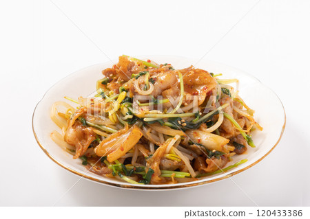 Bean sprouts and bean sprouts tossed with pork and kimchi 120433386
