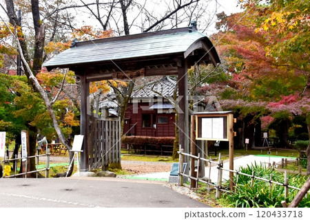 The front gate and autumn leaves of Momijien in Nagaoka, Niigata Prefecture 120433718