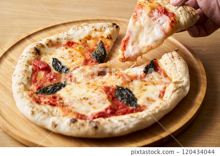 Pick up a freshly baked margherita Pick up a freshly baked margherita 120434044