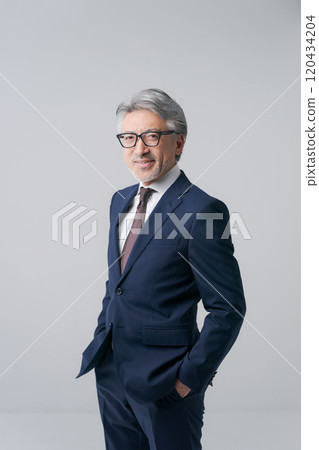 穿著西裝的白髮男子 120434204