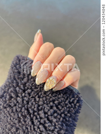 Elegant Christmas nails Elegant Christmas nails 120434848