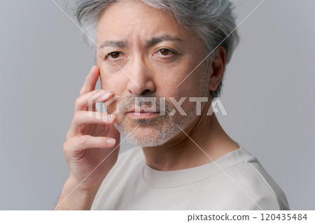 Beauty for middle-aged men with gray hair 120435484