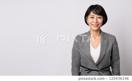 60多歲穿西裝的女人肖像 120436146