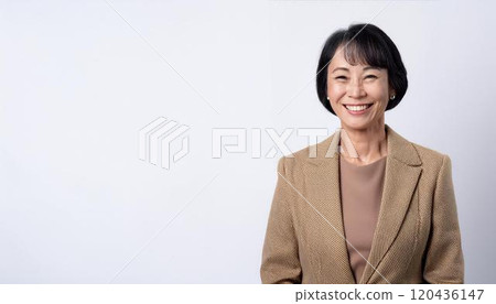 60多歲穿西裝的女人肖像 60多歲穿西裝的女人肖像 120436147