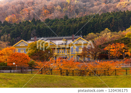 Autumn leaves at the former Hakodate Ward Public Hall 120436175