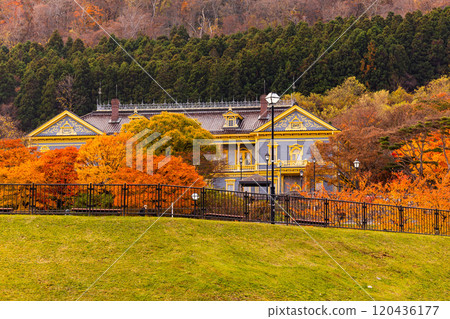 Autumn leaves at the former Hakodate Ward Public Hall 120436177
