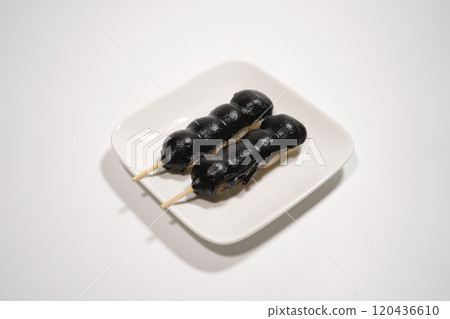 黑芝麻串子放在盤子裡 黑芝麻串子放在盤子裡 120436610