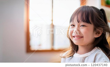 微笑的年輕女孩 微笑的年輕女孩 120437140