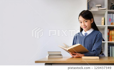 在圖書館看書的女孩 120437349