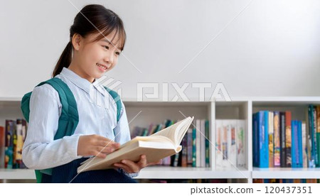 在圖書館看書的女孩 120437351