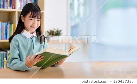 在圖書館看書的女孩 在圖書館看書的女孩 120437353