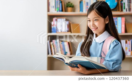 在圖書館看書的女孩 在圖書館看書的女孩 120437360