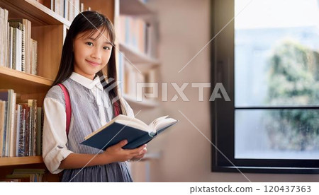 在圖書館看書的女孩 120437363