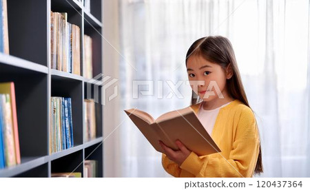 在圖書館看書的女孩 120437364