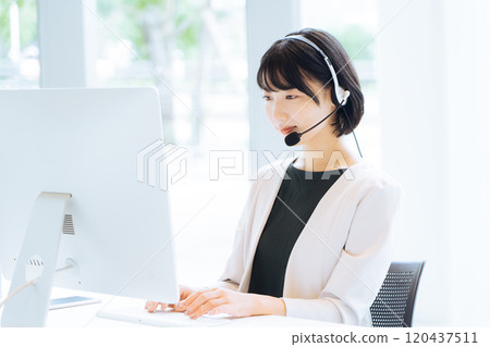 在呼叫中心工作的女接線生 120437511