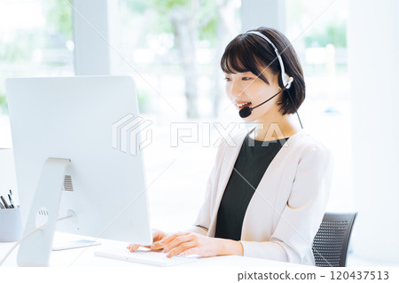 在呼叫中心工作的女接線生 120437513