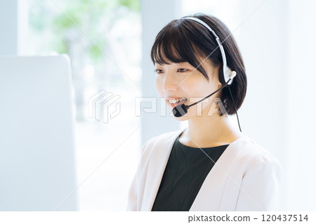 在呼叫中心工作的女接線生 120437514