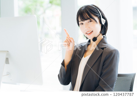 在呼叫中心工作的女接線生 在呼叫中心工作的女接線生 120437787