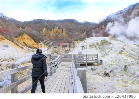 十一月的登別地獄谷：多雲的天空襯托出蒸氣和火山的景色 120437996