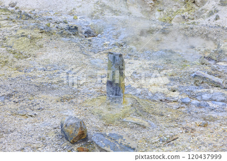 十一月的登別地獄谷:多雲的天空襯托出蒸氣和火山的景色 十一月的登別地獄谷:多雲的天空襯托出蒸氣和火山的景色 120437999