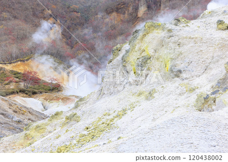 Noboribetsu Jigokudani in November: Cloudy skies accentuate the steam and volcanic scenery 120438002