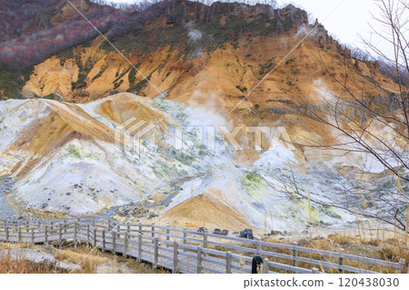 十一月的登別地獄谷：多雲的天空襯托出蒸氣和火山的景色 120438030