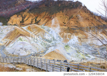 十一月的登別地獄谷：多雲的天空襯托出蒸氣和火山的景色 120438034