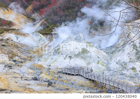 十一月的登別地獄谷:多雲的天空襯托出蒸氣和火山的景色 十一月的登別地獄谷:多雲的天空襯托出蒸氣和火山的景色 120438040