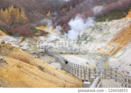 十一月的登別地獄谷:多雲的天空襯托出蒸氣和火山的景色 十一月的登別地獄谷:多雲的天空襯托出蒸氣和火山的景色 120438055